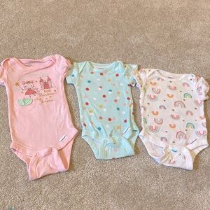 3 short sleeved onesies size newborn